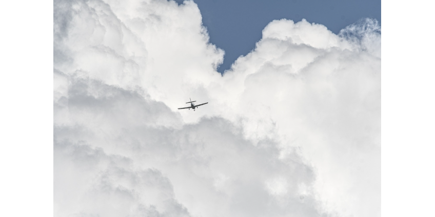 В Финиксе легкомоторный самолёт совершил аварийную посадку на дороге, пострадали три человека