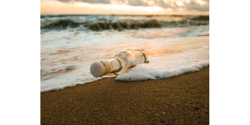 Мальчик нашел на пляже бутылку от виски с посланием внутри