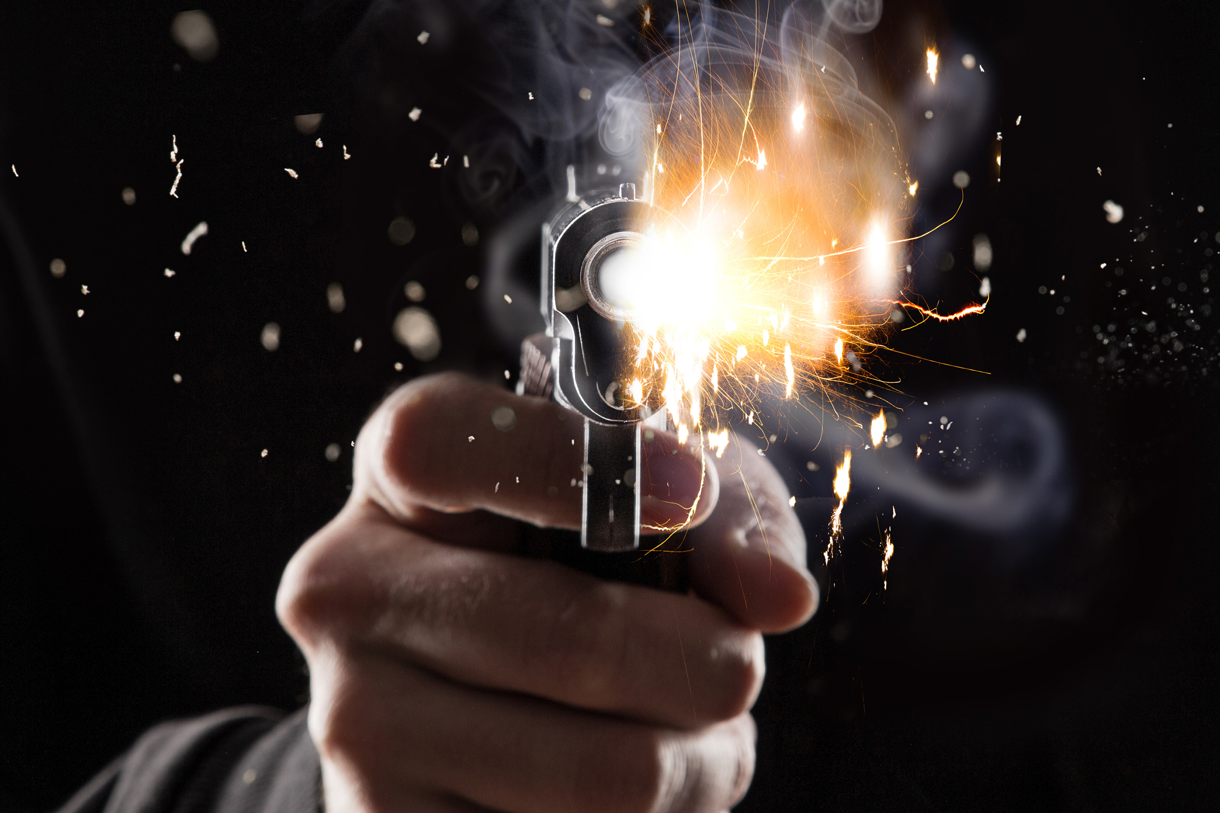 Дуло пистолета. Выстрел в экран. Дуло пистолета. Стрельба с пистолета. Девушка целится.