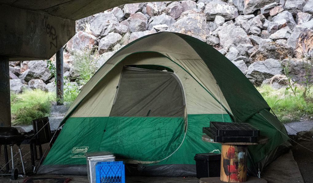 Лос Анджелес бомжи палатки. Палаточный лагерь бездомных в США. Палатки в Америке бездомные.