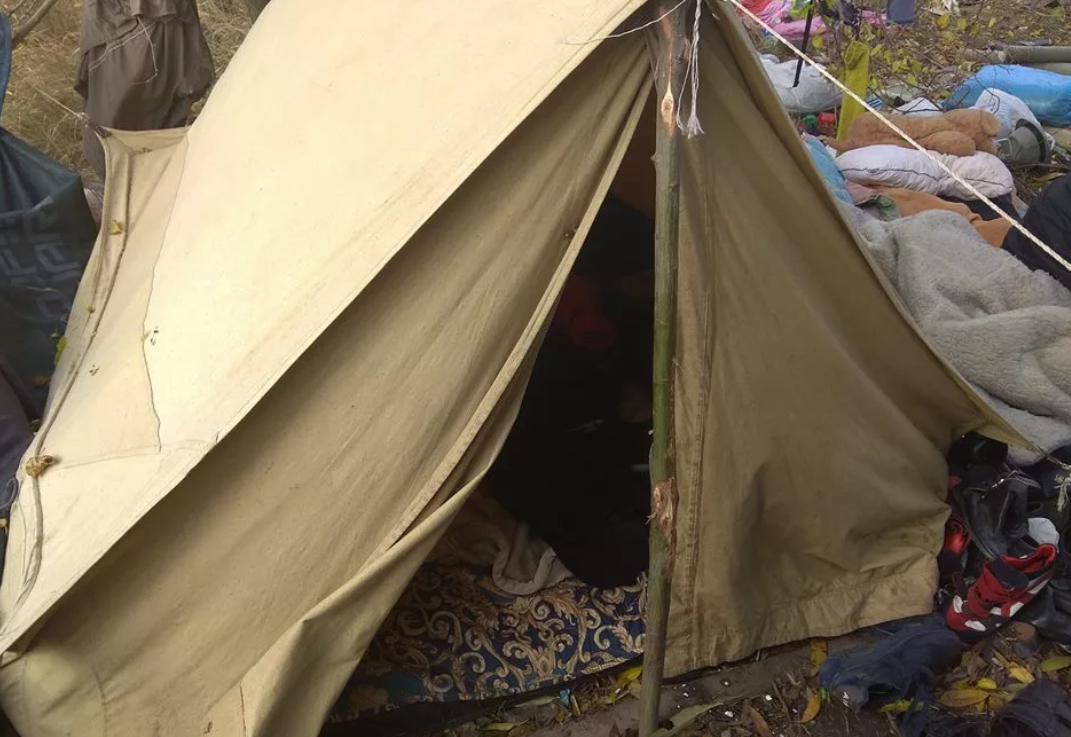 Бомжи в палатке. Палатки бездомных.