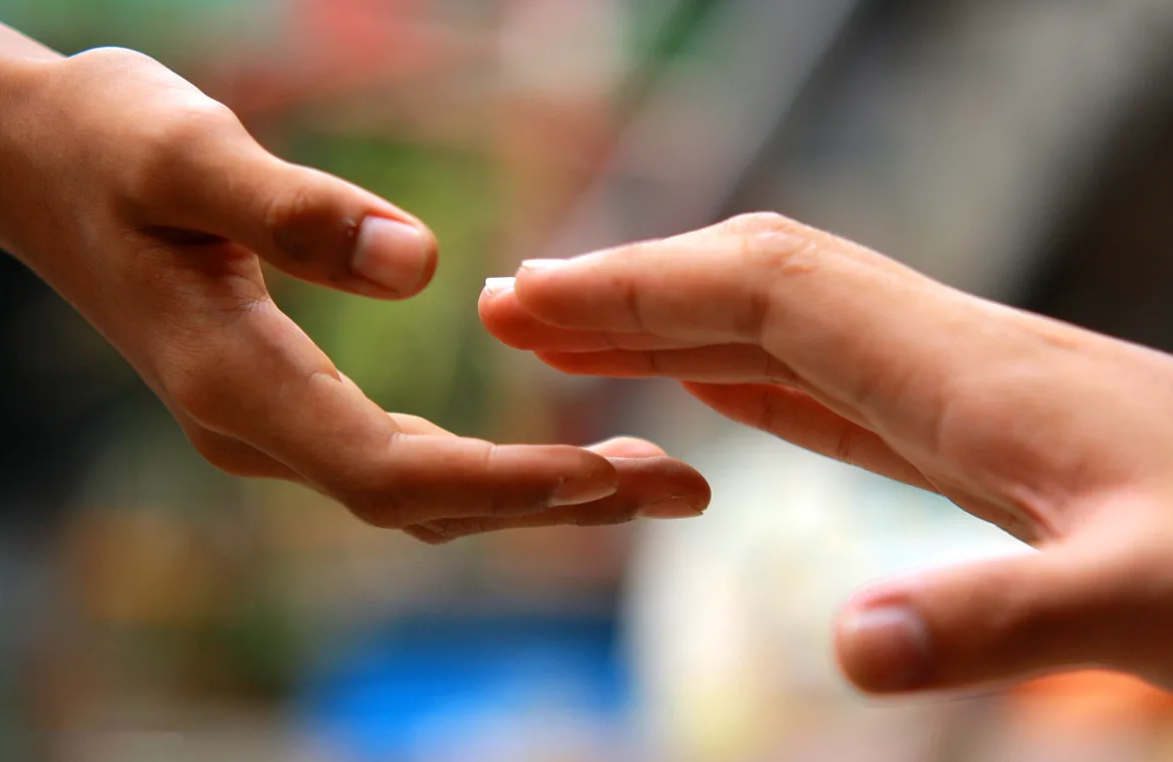 Как помочь нуждающимся в помощи людям. Милосердие и благотворительность. Помощь пенсионерам. Раздача еды бездомным россия. Забота о пожилых людях.